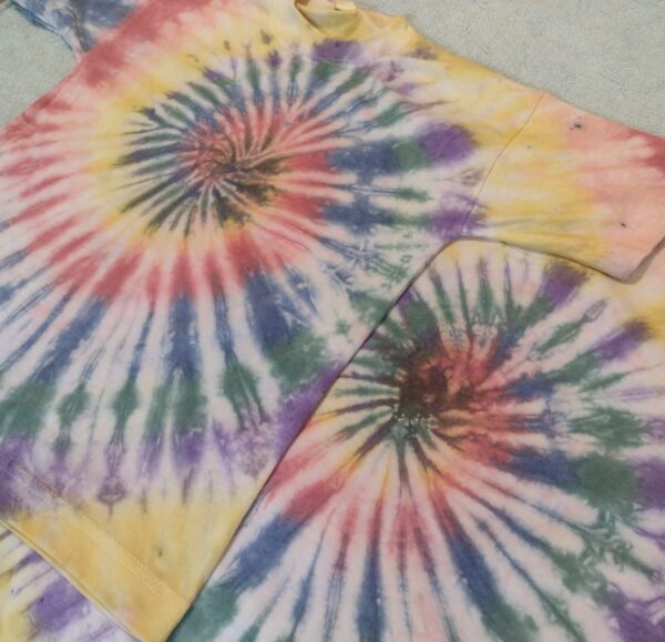 Remera batik multicolor niños/as infancias - Imagen 2